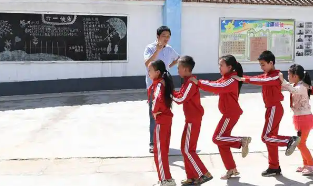 照亮了无数深山学子前行的路也辉映着新时代村庄教育的期望之光